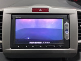 ギヤをR(バック)に入れるとナビの画面に後ろの映像が映るリアカメラ付です。後退時、コンディションが悪い視界でもカラーバックモニターがドライバーをサポートします。