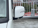 狭い駐車場でも安心。スイッチ操作だけでドアミラーの格納展開が可能。電動格納式リモコンドアミラー!