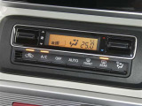 【オートエアコン】車内温度を感知して自動で温度調整をしてくれるのでいつでも快適な車内空間を創り上げます!どの席に座っても快適なドライブが楽しめます♪