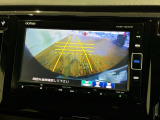 リバースギアに入れるだけで後方の表示へ切り替わります。夜間や雨の日の駐車も楽になりますよ。