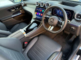 メルセデスのシートは、少し硬めに出来ておりますので、長時間の運転でも疲れにくく、安全にドライビングをお楽しみ頂けます