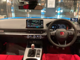 ドライバーを包み込むように、ディスプレーやスイッチ、コンソールを配置。座った瞬間から運転への期待が!空間そのものの心地よさにこだわっています。