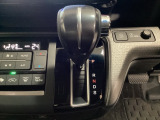 CVT車のセレクトレバーです。低速から高速まで、変速ショックのないスムーズな走りを実現するとともに、エンジン効率のよい領域を維持することで燃費にも貢献します。