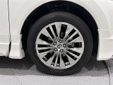 アルミホイールを装備、タイヤサイズは225/55R19です