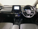 シックな色使いの運転席周り。すっきりとしたデザインで居心地の良い運転席。長く座ってられるリラックスできるデザインがいいですね!