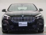 【キドニーグリル】BMWの代名詞。一目見ただけでBMWであると認識できる確固たるアイコンとして存在感を放ちます。
