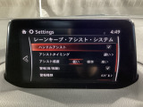 カメラが車線を認識してはみ出しそうになるとステアリングアシストが介入するレーン・キープ・アシストシステムを装備しております。お好みで作動・非作動の設定も可能です。