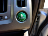 葉っぱマークのECONスイッチ。スイッチをONにするだけで、エンジンやエアコンなどを協調制御。燃費の向上に貢献します。