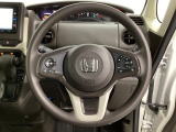 ハンドルにHondaセンシング系のクルーズコントロールやレーンキープアシストなどのスイッチと、オーディオの操作スイッチが装備されています。ハンドルから手を離さず安全に操作できます。