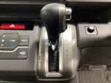 CVT車のセレクトレバーです。低速から高速まで、変速ショックのないスムーズな走りを実現するとともに、エンジン効率のよい領域を維持することで燃費にも貢献します。
