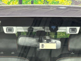 【アイサイトVer3】前方の車両等を検知し、衝突しそうな時は警報で注意を促し、ブレーキを踏む力をサポート。ブレーキを踏めなかった場合は衝突被害軽減ブレーキが作動、衝突回避をサポートします。