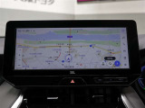 【ディスプレイオーディオ(コネクティッドナビ対応)Plus】通信型のコネクティッドナビに加え車載ナビも搭載しています。コネクティッドナビはご契約を頂くとR10年2月29日まで無料でご利用いただけます。
