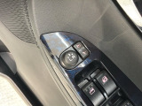 狭い駐車場で便利な電動格納ドアミラーが付いています。