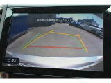 シフトレバーをリバースにすると連動してバックカメラ、サイドカメラ映像&バックセンサーに切り替わります。