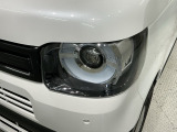 LEDヘッドライトは、点灯の瞬間から最大光量を発揮し、突然暗くなるトンネルなどでの安定感を高めます。