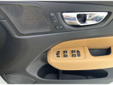 シートメモリー機能を搭載しており、2パターン記憶させておくことが出来ます。運転者が変わりシートを動かした後などボタン一つで元の着座位置に戻すことが出来ます。