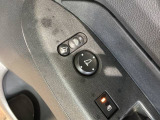 狭い駐車場で便利な電動格納ドアミラーが付いています。