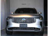 ボルボのフラッグシップであるXC90は堂々としたフロントで、迫力のある車両となっております。百獣の王ライオンをモチーフにした精悍な顔つきが人気です。