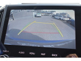 シフトレバーをリバースにすると連動してサイドカメラ映像&バックセンサーに切り替わります。スイッチ一つでフロントカメラへの切り替えも出来ます