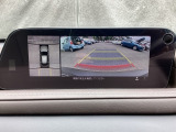 狭い場所での駐車やすれ違いなどでより的確な運転操作に役立つ360&deg;ビューモニターが装備されています。