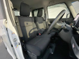 運転席まわりには十分なスペースがあり、大柄な方でもゆったり運転していただける環境です。