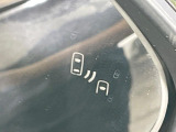 【ブラインドスポットモニター】走行中、ドアミラーの死角になりやすい箇所に後続車が接近するとサイドミラーのレンズに警告を表示!ドライバーに注意喚起をしてくれます。