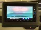 ギヤをR(バック)に入れるとナビの画面に後ろの映像が映るリアカメラ付です。後退時、コンディションが悪い視界でもカラーバックモニターがドライバーをサポートします。