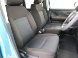 見えないところまで徹底洗浄!中古車をキレイで気持ちよくお乗りいただけるよう、トヨタ認定中古車はしっかりクリーニング。エンジンルームやシートを外した洗浄まで目に見えないところまで徹底的に洗浄しています。