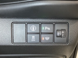 ハンドルの右側にはヘットライトリベライザーとHondaセンシング用のメインスイッチがついています。ヘッドライトリベライザーは道路状況や積荷の加重に応じてライトの高さを調節できます。