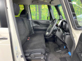 運転席まわりには十分なスペースがあり、大柄な方でもゆったり運転していただける環境です。