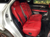 運転席シート廻りは使用感も少なく、良好な状態となっています。前オーナー様が丁寧に使っていたことがよくわかりますね。後部座席も気になるようなキズ・汚れやへたり等、大きなダメージはなく、良好な状態です。