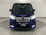 最新のLEDヘッドライトで、より明るく遠くまで照らします!フロントバンパーにはLEDフォグライトが装着されています。