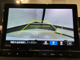 リバースギアに入れるだけで後方の表示へ切り替わります。夜間や雨の日の駐車も楽になりますよ。