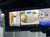 インテリジェント ルームミラーに表示されるアラウンドビューモニター。上空からの映像と後方映像で、死角を確認しながら安全に駐車が行えます。