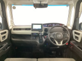 【前方視界】開放的な前方視界!運転がしやすく疲れにくいです♪窓が大きく、見通しがとっても良いおクルマですよ♪