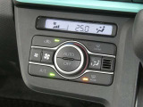【オートエアコン】車内温度を感知して自動で温度調整をしてくれるのでいつでも快適な車内空間を創り上げます!どの席に座っても快適なドライブが楽しめます♪
