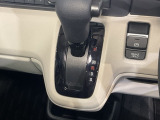 自然に手が届く距離に配置されたシフトレバー。