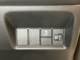 ハンドルの右側にはヘッドライトレベライザーとVSA(ABS+TCS+横滑り抑制)の解除スイッチがついています。ヘッドライトレベライザーは道路状況や積荷の加重に応じてライトの高さを調節できます。