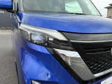 LEDヘッドライトは明るく暗い道も安心です。対向車や前走車を照らす部位のみロービームき切り替えるアダプティブヘッドライトです。