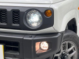 【LEDヘッドライト】悪天候や夜間走行時も良好な視界を確保し安心して運転できる高輝度LEDヘッドライトを装備!点灯速度が早く、消費電力も抑えられています。