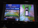 【全周囲カメラシステム】運転席から見えにくい後方などをナビ画面で確認でき運転を支援するシステムです。