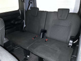 3列目シートは跳ね上げ式で折りたたみ可能です。キャンプ用品など大きな荷物もばっちり収納可能です!
