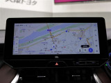 【ディスプレイオーディオ(コネクティッドナビ対応)Plus】通信型のコネクティッドナビに加え車載ナビも搭載しています。コネクティッドナビはご契約を頂くとR12年3月31日まで無料でご利用いただけます。
