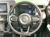 インテリアに合わせたデザインのステアリングは、運転される方のことも考え、運転しやすい形状、大きさです。是非一度、実際に触ってお確かめください。