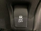 VSA装備車です。VSAはドライバーの操作と車の動きを見守っています。もし車の挙動が乱れたとき、4輪別々にブレーキをかけたり、エンジンパワーをしぼることによって車を安定させます。