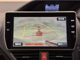 バックガイドモニター付きです。車の後方に小型カメラが付いており、バックする際の後方の様子をモニター上に表示します。