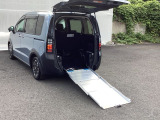 スロープにより車いすのままで乗り降りできます。車いすをご利用の方の移動をサポートするとともに、介護する方の負担を軽減します。