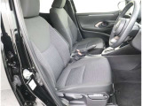 高いホールド性で運転姿勢が安定します。長距離ドライブでも疲れにくいのが魅力です。快適なドライビングライフをお送りください♪
