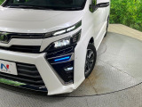 【LEDヘッドライト】悪天候や夜間走行時も良好な視界を確保し安心して運転できる高輝度LEDヘッドライトを装備!点灯速度が早く、消費電力も抑えられています。