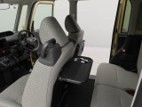 シートバックテーブル。飲み物や軽食を置いたり、スマホやタブレットを立てかけられます。車内での休憩が快適に。